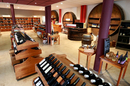 La Maison des Vins du Languedoc propose une boutique des vins AOP Languedoc avec plus de 600 références à découvrir chez ce caviste.(® SAAM-fabrice Chort)