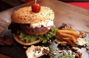 Burger Montpellier chez Burger et Ratatouille Restaurant qui propose une cuisine fait maison ici un Burger Roquefort (® Burger et Ratatouille)