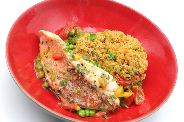 Filet de daurade tomate provençale légumes frais sauce vierge