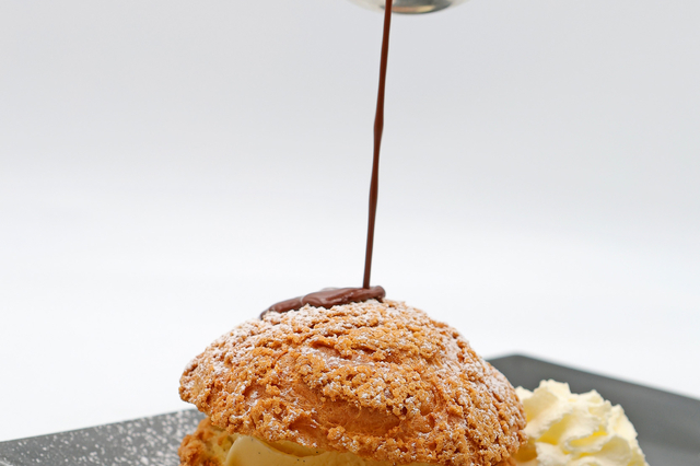 Profiterole glace vanille et chocolat