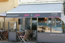 Chez Alex et Lucie Bouzigues et la terrasse de leur restaurant de poissons et fruits de mer (® networld-fabrice Chort)