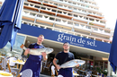 Les responsables du restaurant Grain de Sel présentent des poissons frais à La Grande-Motte (®SAAM- fabrice CHORT)