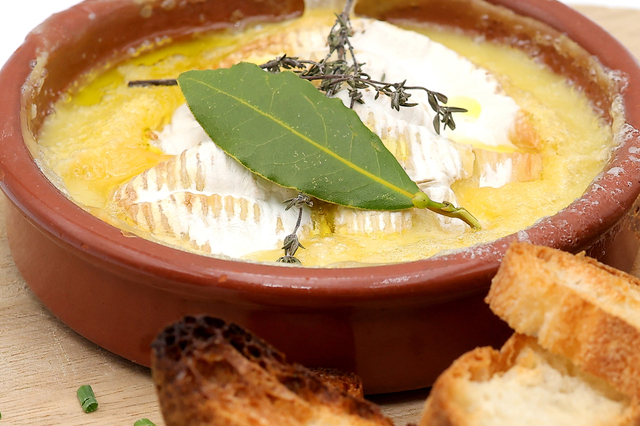  Camembert rôti - Tapas Montpellier - Restaurant L'Effet Jardin Lattes