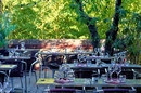Effet Jardin Lattes • Restaurant de cuisine faite maison • Tables en terrasse dans un jardin ( ® SAAM-fabrice CHORT)