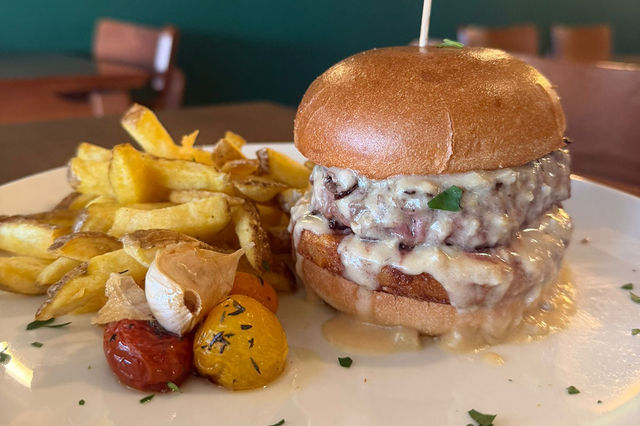 L'Envie et Belle Mèze • Restaurant Cuisine du marché Maison et vue sur le port • Burger maison (® l'envie et belle)