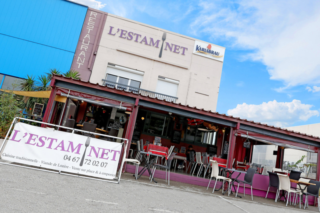 L'Estaminet au Crès est un restaurant traditionnel français de terroir avec des tables en terrasse.( ® SAAM fabrice CHORT)