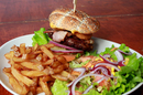 La Casa de Pat Montpellier Restaurant Bar à vins et tapas propose des burgers avec de la viande hachée Black Angus en centre-ville (® networld-fabrice Chort)