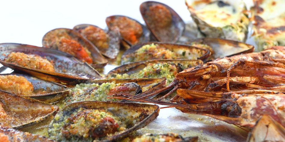 La Maison du Pêcheur Mèze : restaurant de poissons, de coquillages et crustacés avec une terrasse face aux bateaux (® networld-evan PETITFILS)