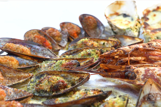 La Maison du Pêcheur Mèze restaurant de poissons, de coquillages et crustacés avec une terrasse face aux bateaux (® networld-evan PETITFILS)