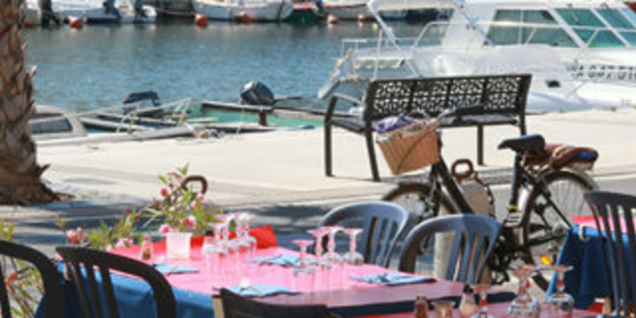 La Maison du Pêcheur Mèze restaurant de poissons, de coquillages et crustacés avec une terrasse face aux bateaux (® networld-fabrice chort)