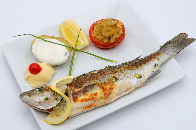 Loup entier grillé - restaurant sur le port de Mèze