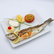 Loup entier grillé - restaurant sur le port de Mèze