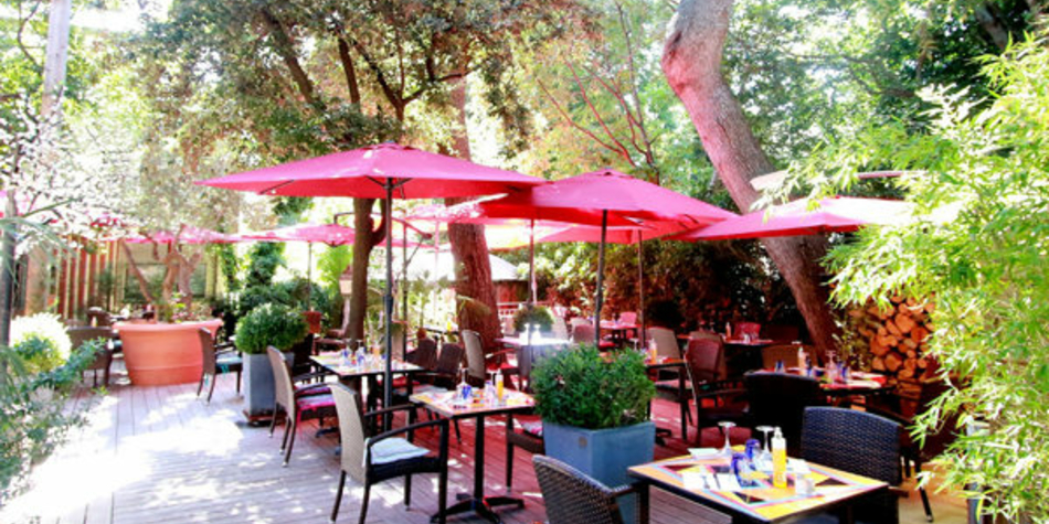 Le Bazar Montpellier propose des tables en terrasse ombragée à Aiguelongue (® networld-fabrice chort)
