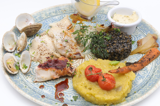Mélanges de praires, plie, poulpe chez Les Poissons d'abord - Restaurant à Montpellier