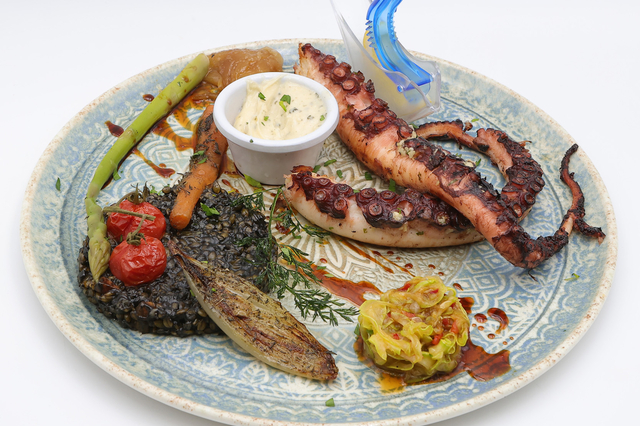 Tentacules de poulpes avec risotto d'épeautre à l'encre de seiche - les meilleurs restaurants à Montpellier- Les Poissons d'abord 