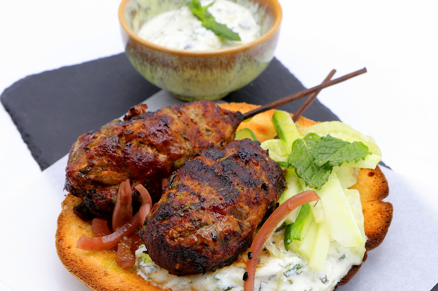 Brochettes de kefta d'agneau maison ,pita & tzatziki - Nomadic Montpellier