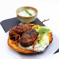 Brochettes de kefta d'agneau maison ,pita & tzatziki - Nomadic Montpellier