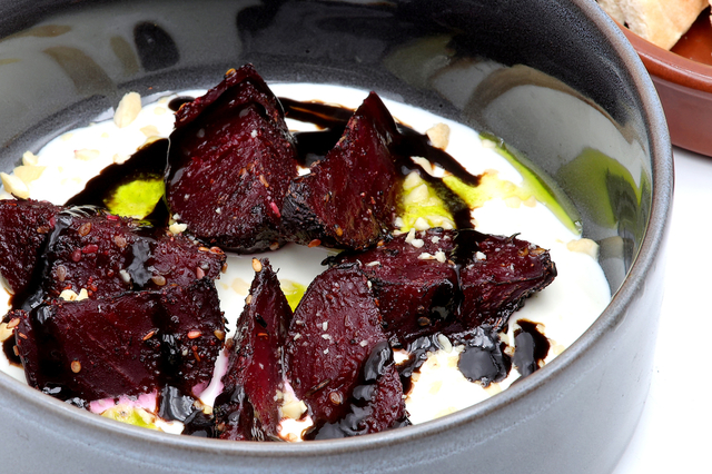 Labneh fouetté et betterave rôtie - Restaurant Nomadic Montpellier 