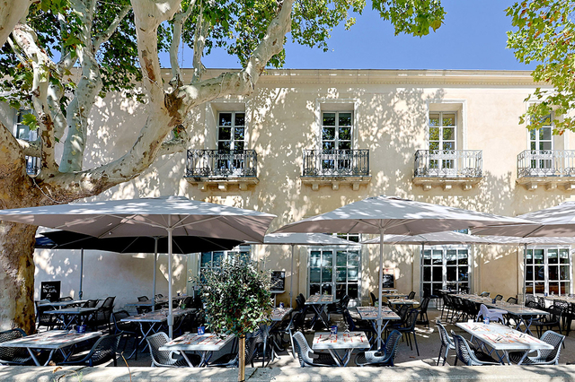 O'PapaChico Fabrègues et ses tables en terrasse. Découvrez ce bar-restaurant du centre-ville ( ® SAAM-fabrice CHORT)