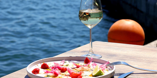 Oh Gobie à Sète est un restaurant de poissons et fruits de mer avec une cuisine fait maison sur le quai du canal avec des tables en terrasse.  ( ® SAAM-fabrice CHORT)