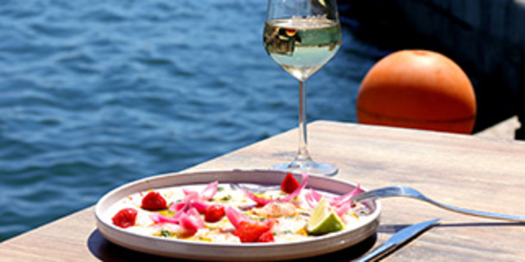 Oh Gobie à Sète est un restaurant de poissons et fruits de mer avec une cuisine fait maison sur le quai du canal avec des tables en terrasse.  ( ® SAAM-fabrice CHORT)