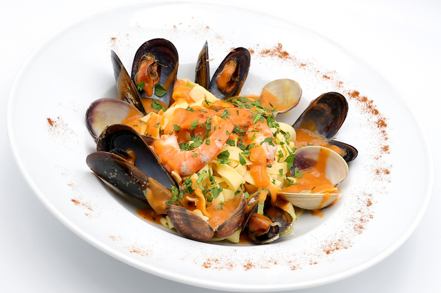 Tagliatelles de la mer aux crustacées et aux fruits de mer
