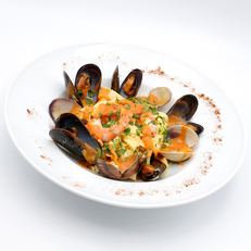 Tagliatelles de la mer aux crustacées et aux fruits de mer