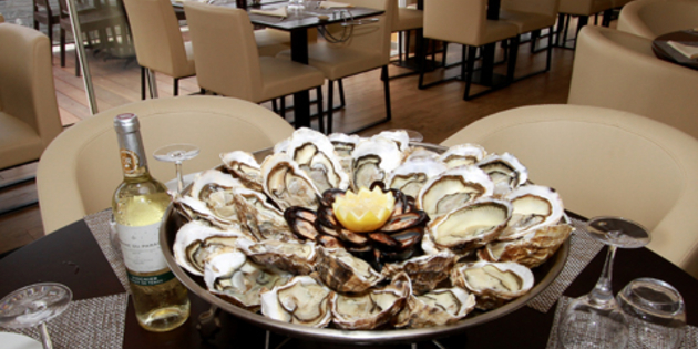 Plateau d'huitres et coquillages et fruits de mer dans un restaurant de poissons à Montpellier (® networld-Fabrice Chort)
